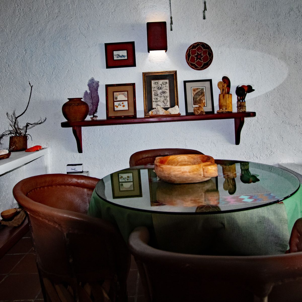 Azul Cielo, La Sirena #12, the dining area features a classical Mexican leather table and chairs with local artisan pottery
