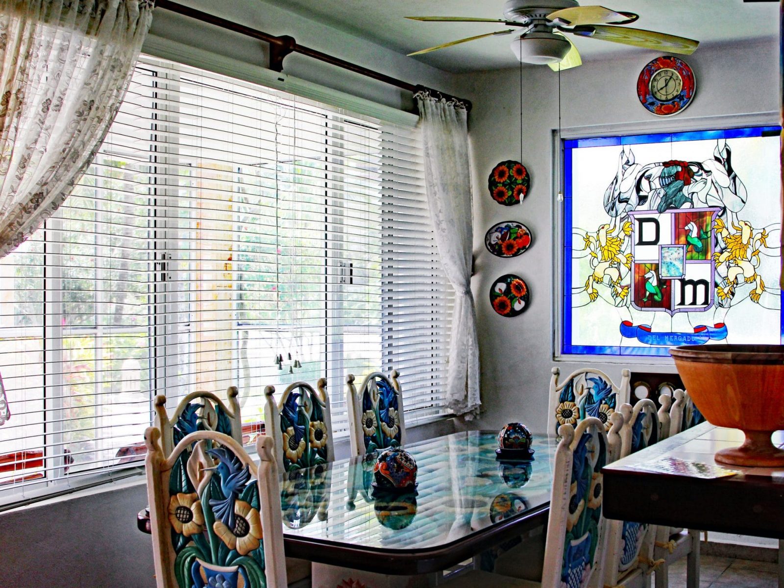 Villa Lijeson, La Sirena 15: The dining area with large large dining table are all done using Mayan crafts and carvings