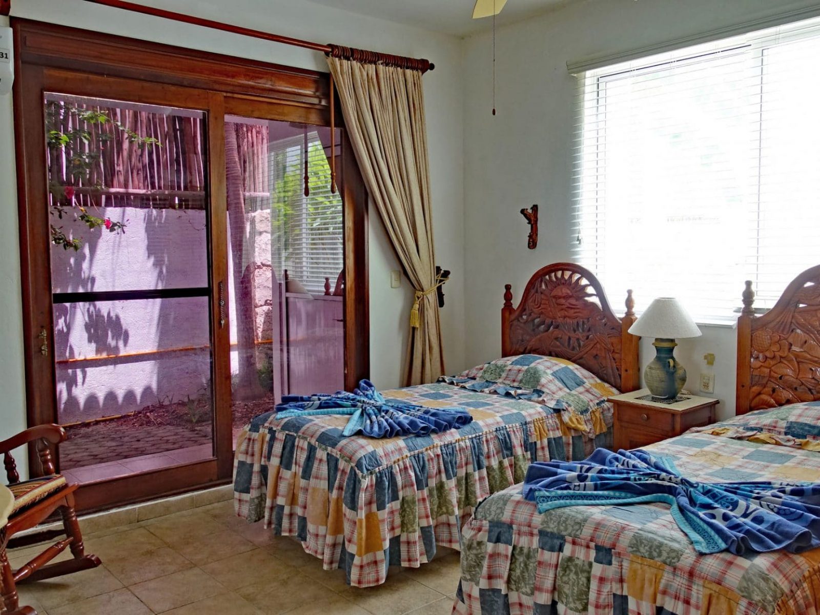 Villa Lijeson, La Sirena 15: The downstairs twin bedroom with its' 2 twins, with handcarved head boards