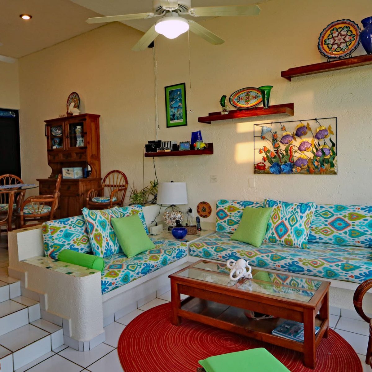 Seascape, La Sirena 1:The Main Living with it's Comfortable Seating and the Dining in the background