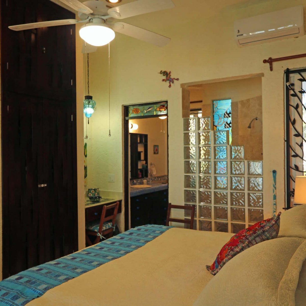 Seascape, La Sirena 1: The large master bedroom with its Honduran mahagony closets and separate vanity area